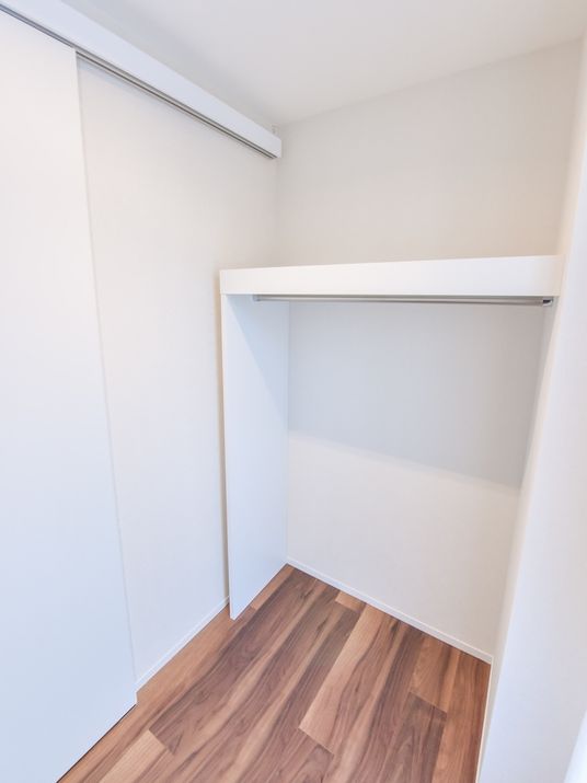 シンプルな居室のクローゼット