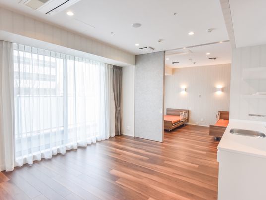 明るい広々とした居室