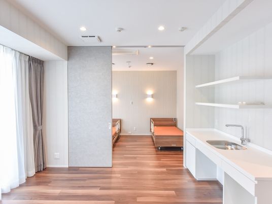 明るい広々とした居室