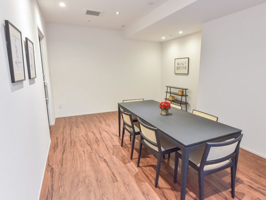 シンプルなダイニングルーム