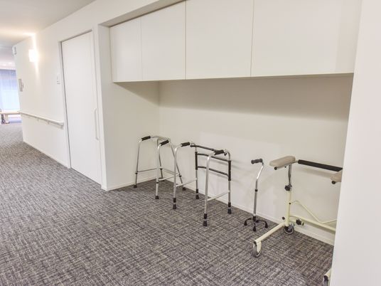 廊下に並ぶ歩行器