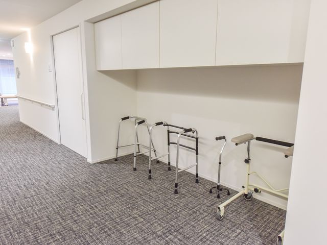 廊下に並ぶ歩行器