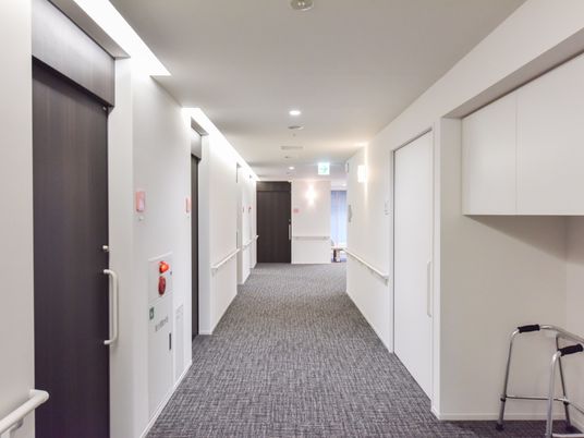 白壁の清潔な廊下