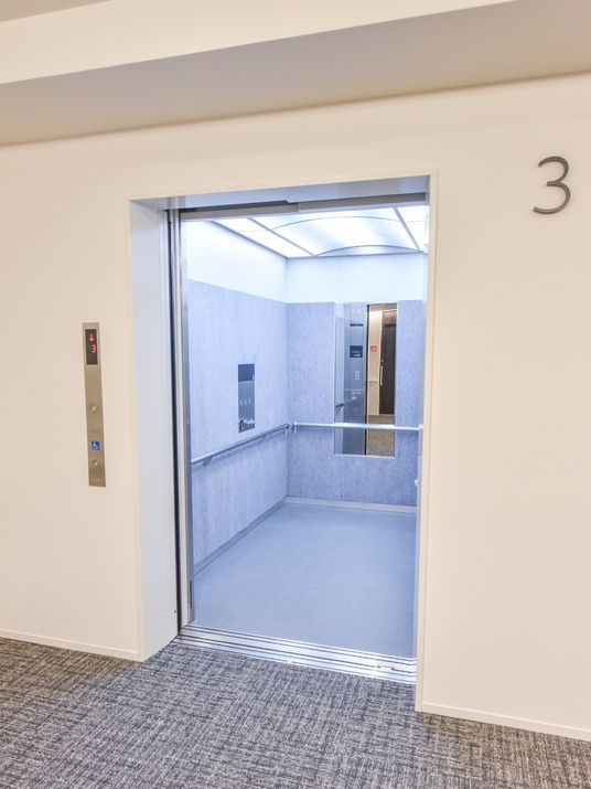 清潔なエレベーターの入口