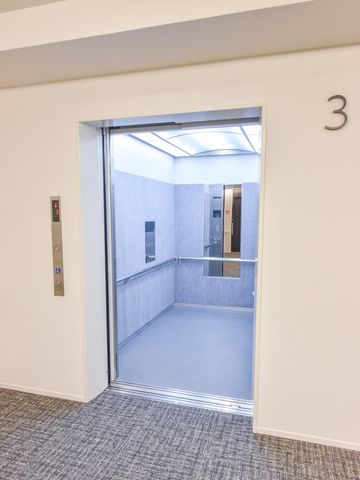 清潔なエレベーターの入口