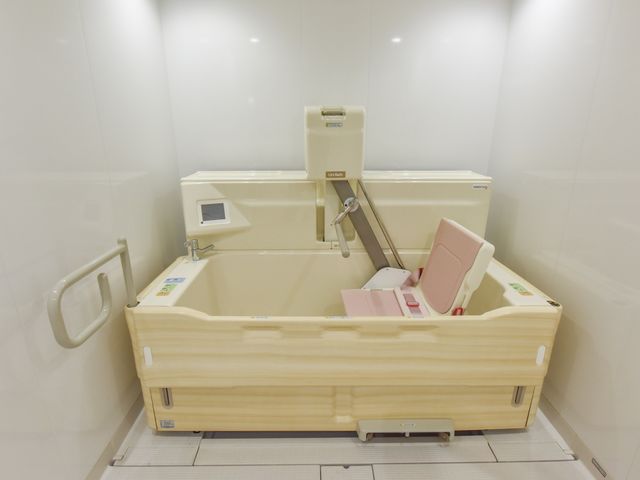バリアフリー設計の浴室