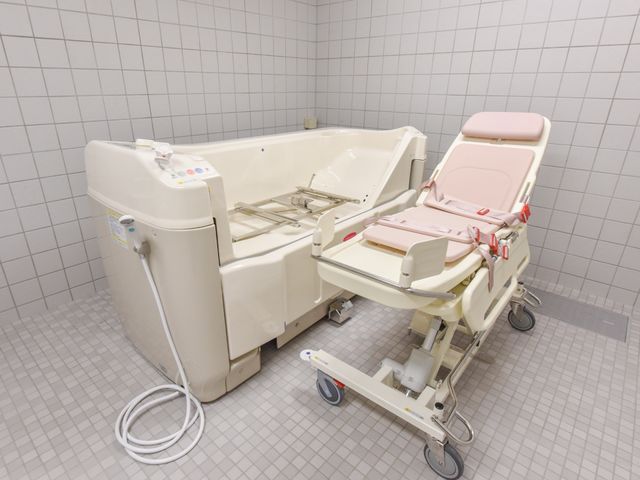 特殊浴槽とベッドの設備