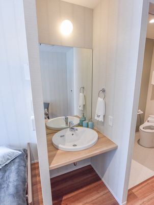 洗面台とトイレの清潔な室内