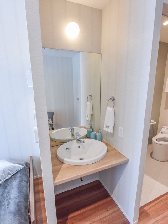 洗面台とトイレの清潔な室内