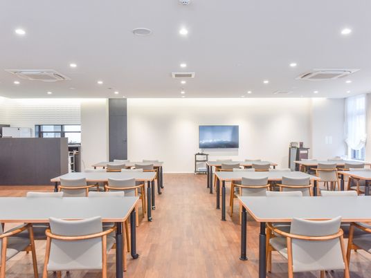 広々とした明るい食堂