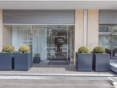 清潔感ある施設エントランス