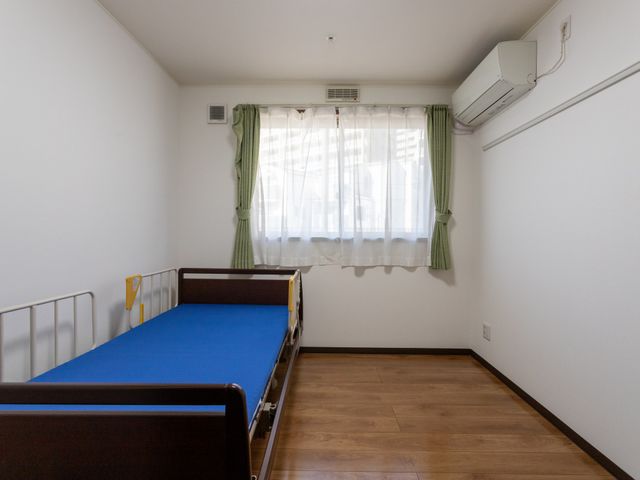 明るい居室 居室 大きな窓から自然光が注ぎ込む、快適な居室です。集中して一人の時間を過ごせます。