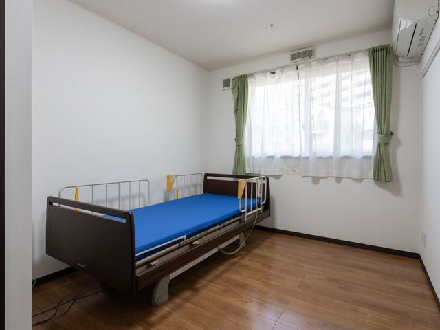 光が差し込む部屋 居室 広々とした空間で、自然光がたっぷり入ります。快適な居室でリラックスして過ごせます。