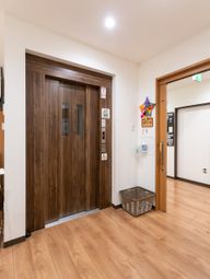 木製のドアが特徴のエレベーター