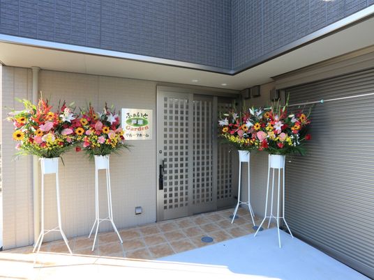 花飾り付き施設入口