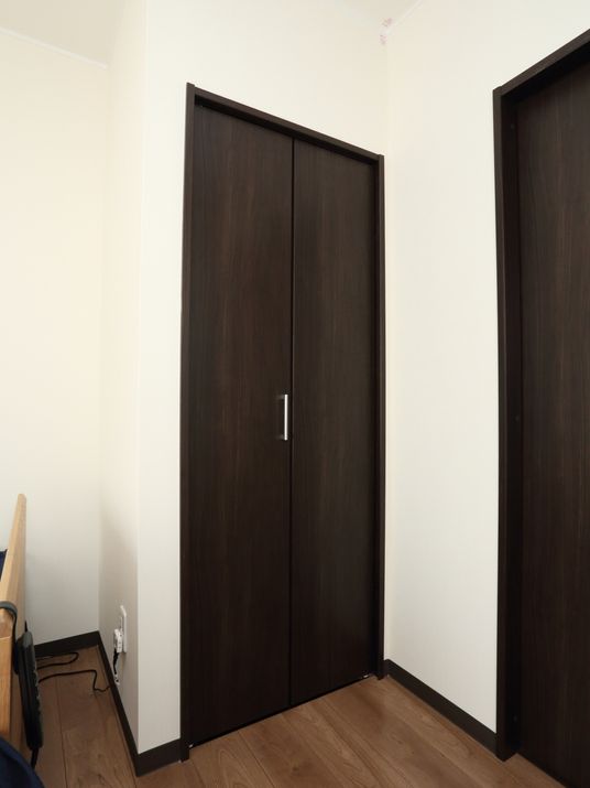 茶色のシンプルな扉