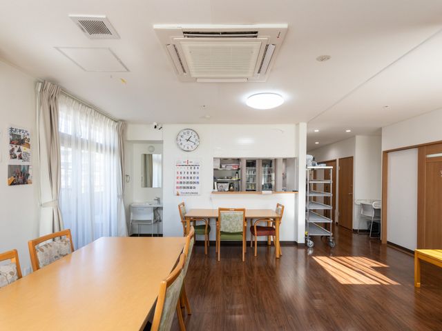 自然光が入る明るい部屋 ダイニングルーム 自然光が差し込む日当たりの良いスペースです。テーブルと椅子があり、食事を楽しめる環境です。