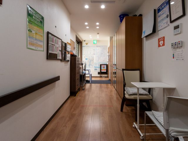 案内掲示物のある廊下 廊下 広く設計された廊下には、案内掲示物があります。職員の皆様の動線も考慮された環境です。