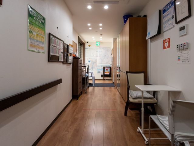 案内掲示物のある廊下