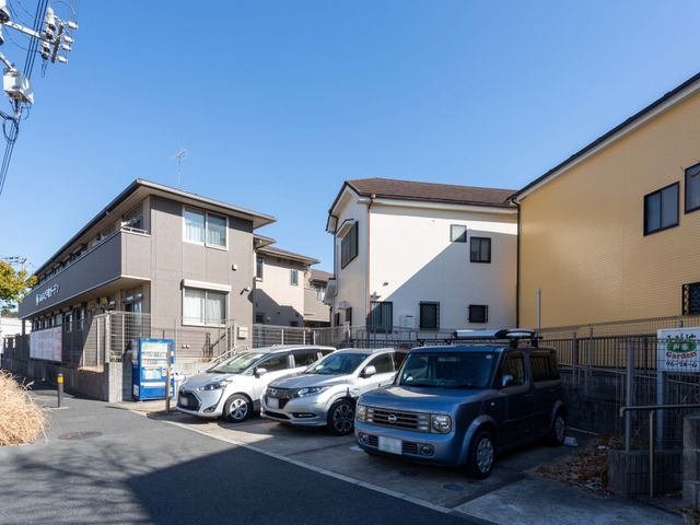 建物の外観 外観 施設外観は、駐車スペースが確保されています。落ち着いた雰囲気の周辺環境です。