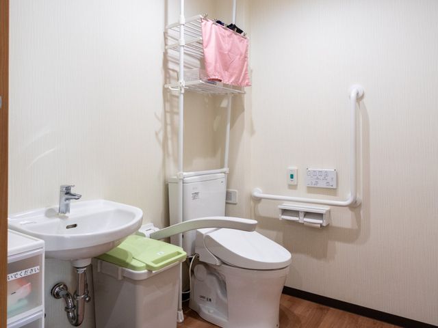 安全な設備のトイレ トイレ 機能的な設計で、使いやすさを重視した清潔なトイレです。快適にご利用いただけます。