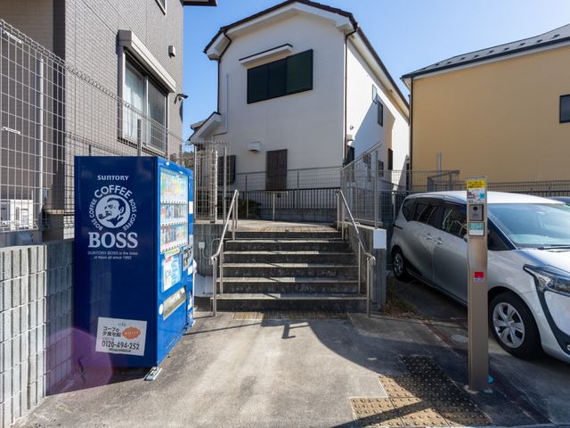 駐車場と入り口 外観 駐車場のそばには階段があります。施設の入り口は車でも訪れやすい配置です。