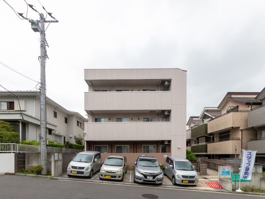 住宅街の建物外観  