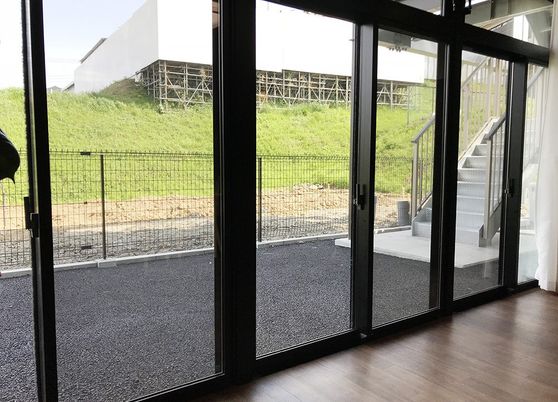 明るい施設のエントランス