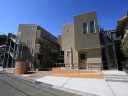 明るい日差しの建物外観