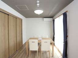 居室のシンプルなダイニング