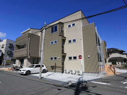 現代的な建物の外観