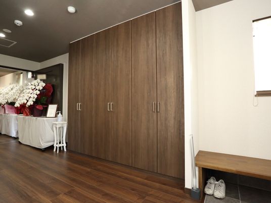 茶色い扉のエントランス