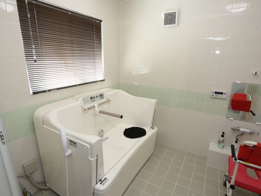 機械浴槽が設置されている浴室。介護の形態に合わせた入浴スタイルに対応できるため、快適に入浴することができる。