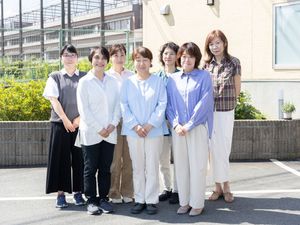 屋外で並ぶスタッフ  