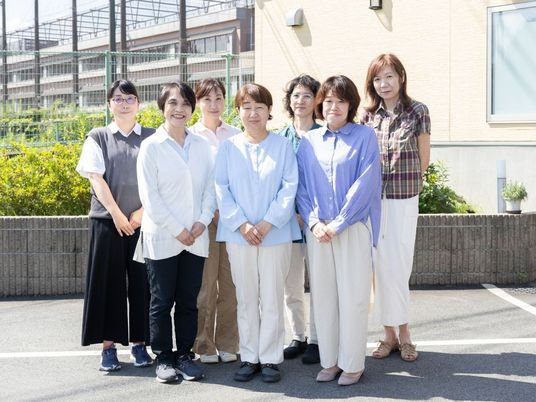 屋外で並ぶスタッフ  