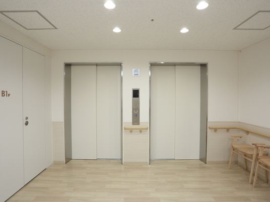明るく清潔なエレベーターホール