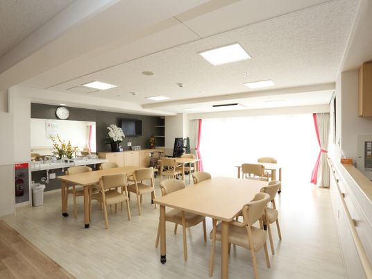 明るい食堂空間