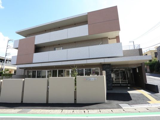 現代的な建物のエントランス