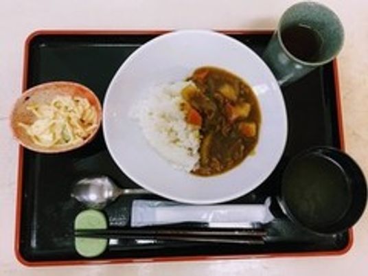 食事トレーの料理