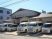車両が並ぶ建物の外観