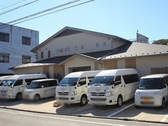 車両が並ぶ建物の外観