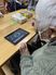 タブレットでゲームを楽しむ様子