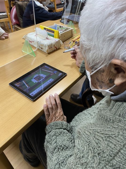タブレットでゲームを楽しむ様子