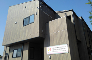 看板のある施設外観