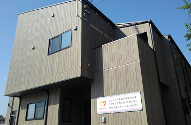看板のある施設外観