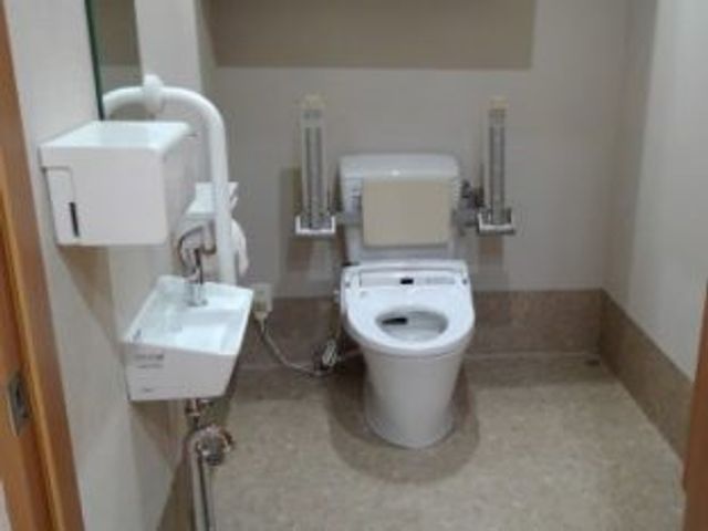 利用しやすいトイレ トイレ 手すりが設置された使いやすいトイレで、安心して利用できます。