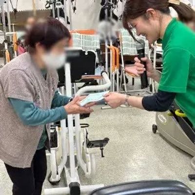 笑顔で指導中の機能訓練室