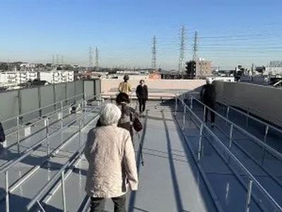 屋上散歩の様子
