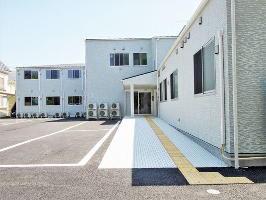 施設の明るいエントランス