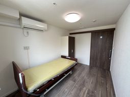 落ち着いた色合いの居室